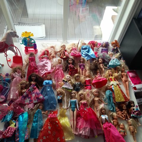 Barbie med masse tilbehør selges samlet