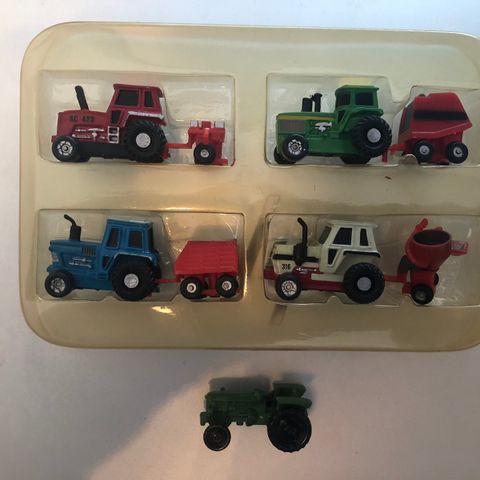 Sett med 4 traktorer med hengere
