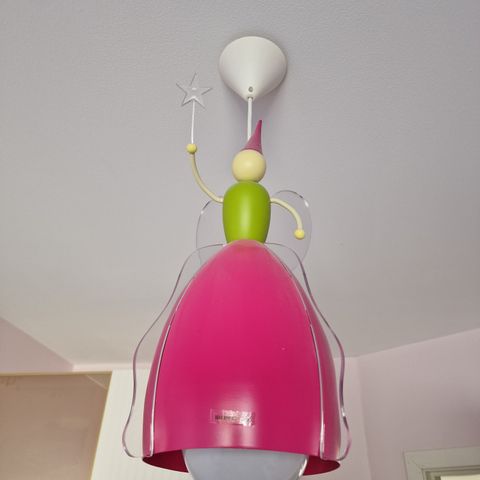 Kjempe fin taklampe til barnerom