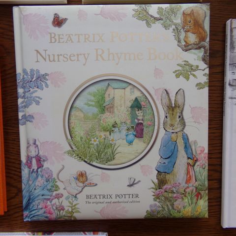 "Beatrix Potter`s nursery rhyme book" - vuggesanger på engelsk