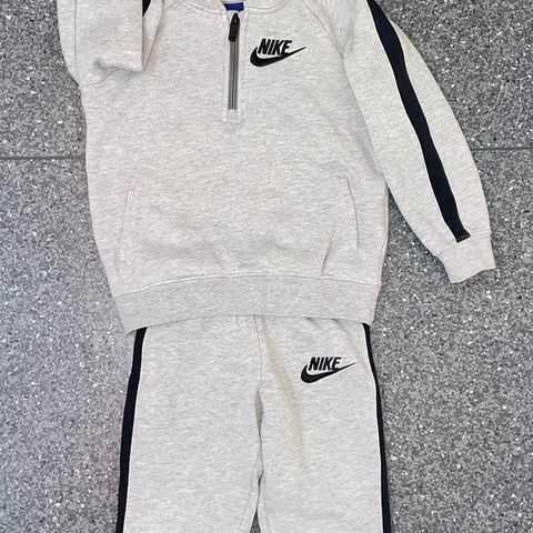 Tracksuit Nike Str.5-6 år(110/116)