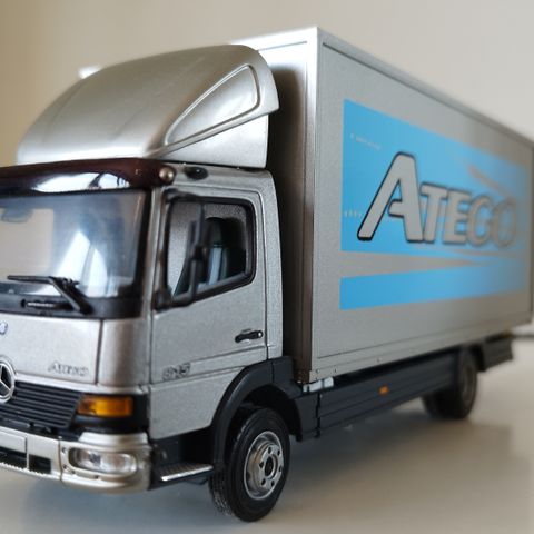 Mercedes-Benz Atego. 
  Minichamps.
  Skala 1/43.