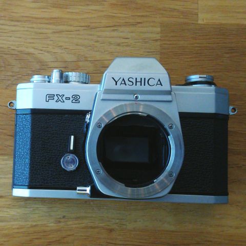 Yashica FX-2 kamerahus - reparasjonsobjekt