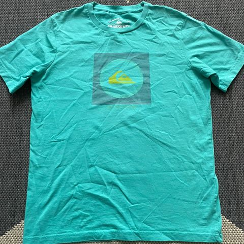 Quiksilver T-skjorte med print i str.14 år