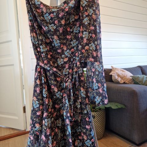 Blomstrete sommerkjole, one shoulder