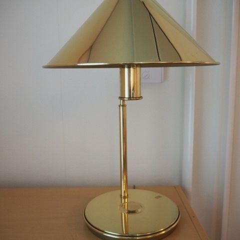 Bordlampe i messing fra Høvik Verk, design: Jonas Hidle, høyde 56cm, pent brukt