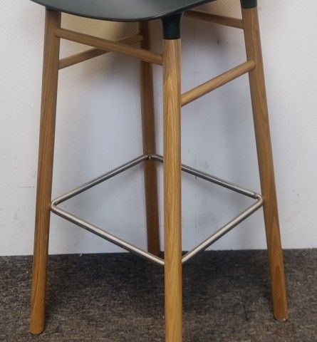 2 stk Normann Copenhagen barstol, modell Form, grønt sete/eik understell, sitteh