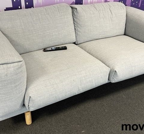 2-seter sofa i grått Remix-stoff fra Muuto, modell Rest, design: Andersen & Voll