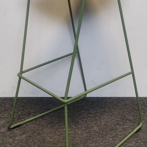 3 stk Johanson Design barkrakk med sete i grønt stoff, understell i grønnlakkert