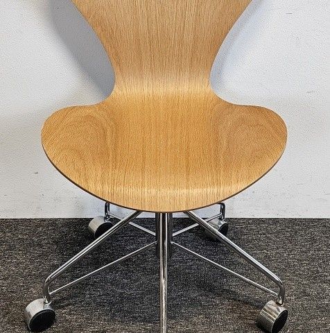 2 stk Arne Jacobsen 7er-stol / syver-stol i eik, model 3117, understell i krom, 