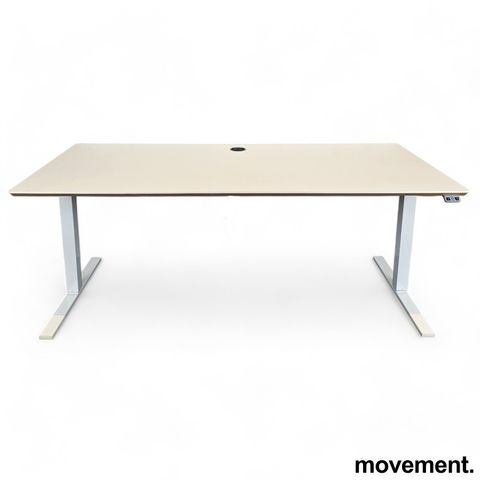 7 stk Skrivebord med elektrisk hevsenk i hvit / hvitt understell, Edsbyn, 180x80