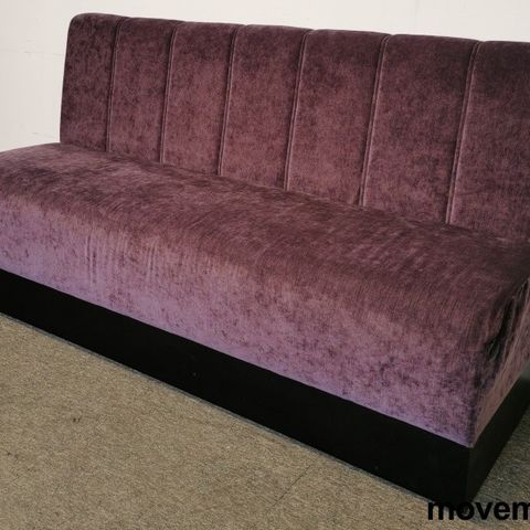 Pent brukt 2-seter sofa / sofabenk i lilla stoff fra Niche, bredde 172cm, pent b