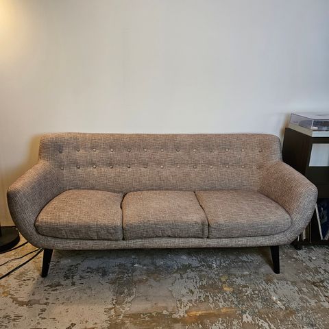 Grå 3-seter sofa med knapper i rygg | renset og leveringsklar