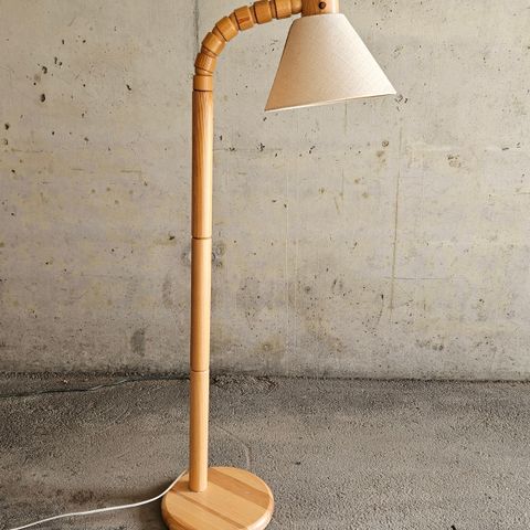 Vintage gulvlampe i furu