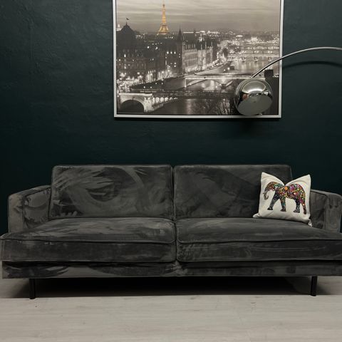 GRATIS LEVERING - Strøken og nyrenset Bohus 3 seter design sofa i fløyel