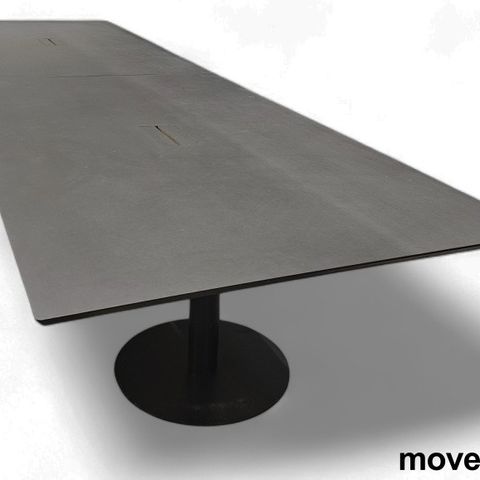 Møtebord i sort linoleum 410x120cm, passer 12-14 personer, brukt med noe småskad