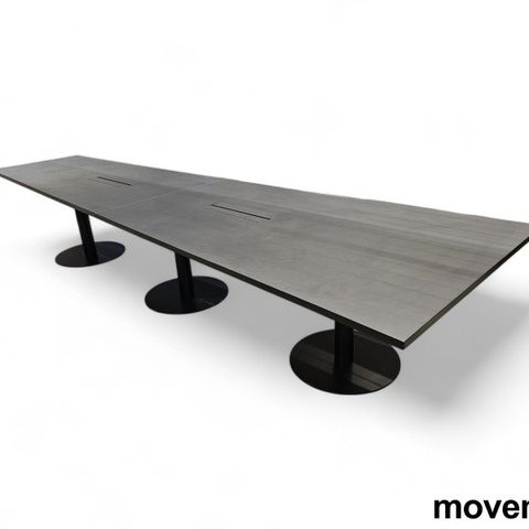 Trapesformet møtebord i sort linoleum 420x130/80cm, passer 14-16 personer, pent 