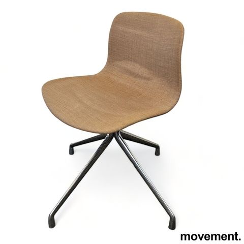Hay About a chair AAC10 konferansestol i beige stoff / ben i polert aluminium, p