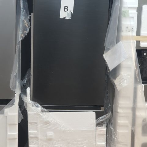 Spar 5900kr helt nytt Samsung kombiskap 202cm høyde sort farge