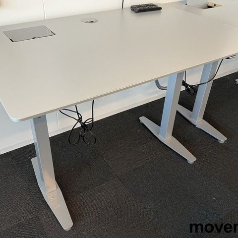 4 stk Duba B8 skrivebord med elektrisk hevsenk i lys grå og grått understell, 12