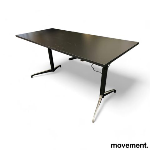 45 stk Skrivebord med elektrisk hevsenk fra Holmris, Modell: Genese, 180x80cm, s