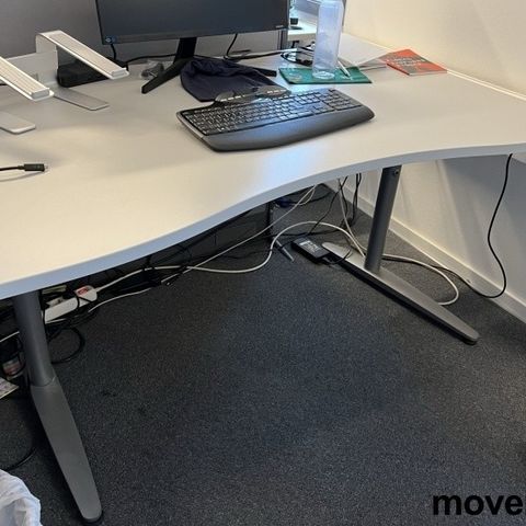 2 stk Skrivebord i lys grå fra EFG, 140x90cm, pent brukt
