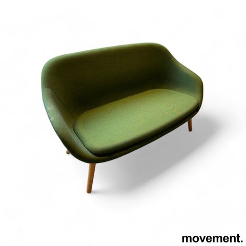 2-seter sofa i grønt stof fra Hay, About a lounge Sofa, ben i eik, pent brukt