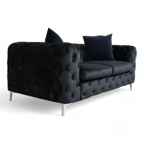 Fri Frakt | Nyrenset | A-møbler Bella 2-seter sofa i sort velur