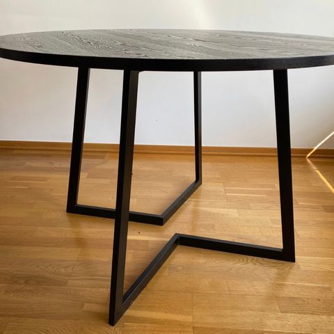 Rundt spisebord fra Skeidar selges (Ø110 cm)