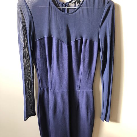 blå kjole med netting topp