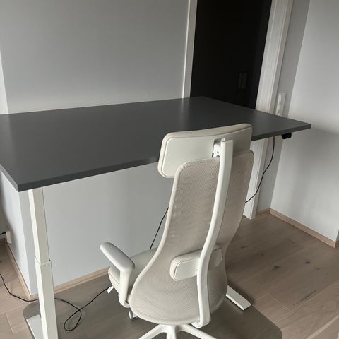 Hev-senk skrivepult + kontorstol