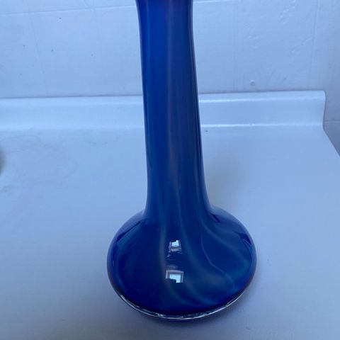 Håndlaget vase, nydelig blå farge