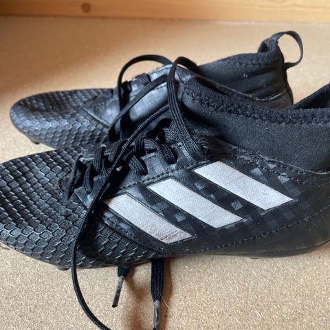 Adidas fotballsko str. 35