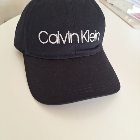 Ubrukt CALVIN KLEIN Caps for Damer, Sort med Logo