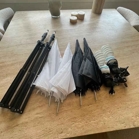 Studiobelysningssett med stativer og paraplyer fotolys