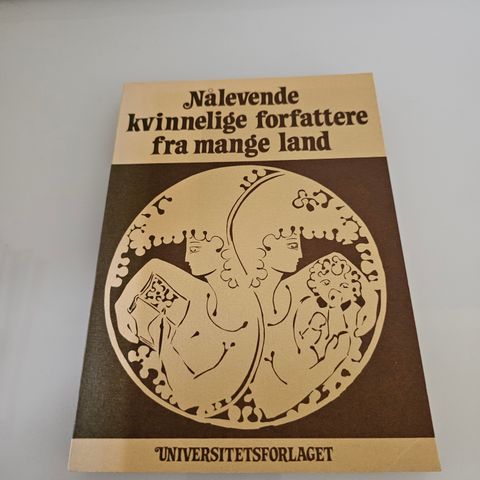 Nålevende kvinnelige forfattere fra mange land. En artikkelsamling.