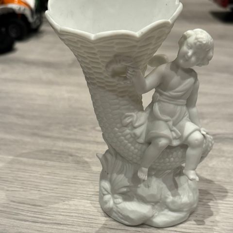 Vase med engel i glass.