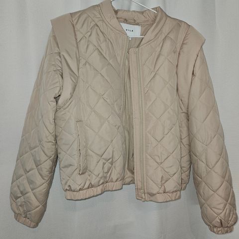 Selger fin beige bomber vårjakke fra Vila.