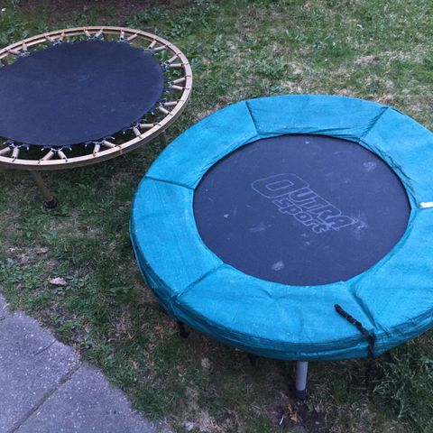To små trampoliner
