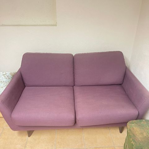 Meget pent brukt 2 seters sofa i lilla til salgs
