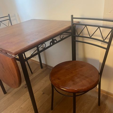 Stilfullt kjøkkenbord med to stoler