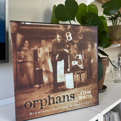 Tom Waits, Orphans: Brawlers, Bawlers and Bastards boks, les beskrivelse