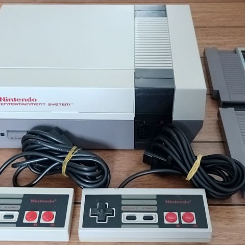 Meget pen Nintendo NES familiepakke med 2 spill (S. Mario 3, Rad racer)
