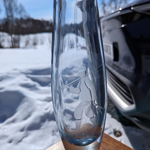 Fin, høy vase med fisker dekor fra Hadeland Glassverk (28cm H)