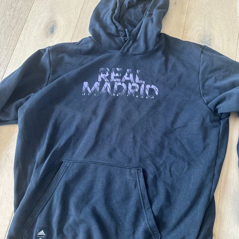 Lite brukt Real Madrid hoodie fra Adidas selges billig