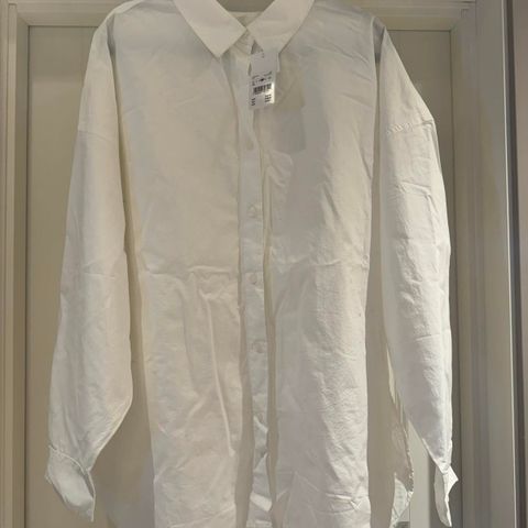 Hvit skjorte i økologisk bomull