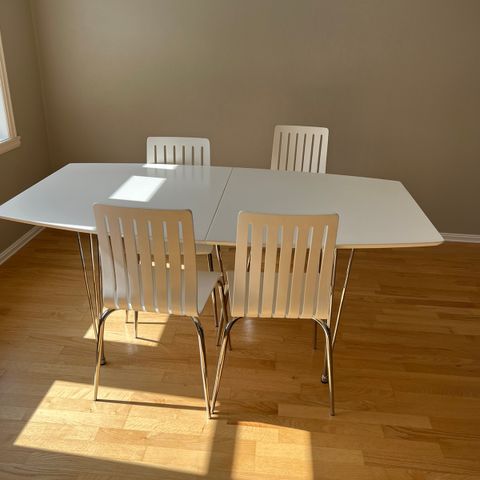kjøkkenbord utdragbart med 10 stoler