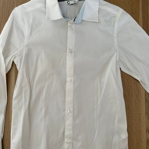 Hvit skjorte til gutt str. 122 (6-7 år) fra Cubus
