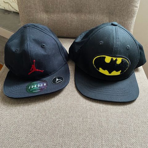 2 stk capser Batman og Jordan