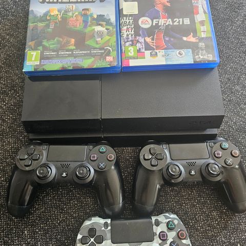 PS4 med 2 disc (Fifa og Minecraft) og 3 kontroller